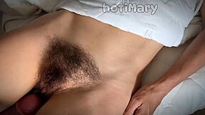 Hej, tvegana draženja z velikim kurcem v dlakavi mokri pički do orgazma