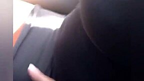 위험한 버스 공개 블로우잡으로 모두 충격. 대낮에 믿을 수 없어!