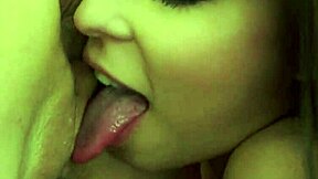 Ώριμη Γυναίκα Γαμάει με τα Δάχτυλα Νεαρή Κούκλα στα Τέσσερα σε Κοντινή Λήψη