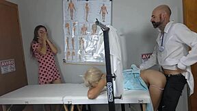 Due ragazze monelle lasciano il ginecologo giocare coi loro corpi