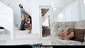 Nevlastní sestra vytáhne nevlastnímu bráchovi obřího ptáka a cucá ho, zatímco nevlastní táta odpočívá