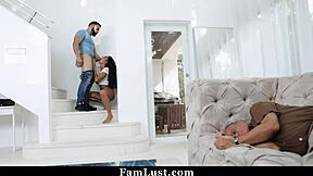 Nevlastní sestra vytáhne nevlastnímu bráchovi obřího ptáka a cucá ho, zatímco nevlastní táta odpočívá