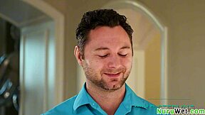 Rjava bujna mlada 18+ 18+ maserka pripravi klienta za nuru masažo v prhi.