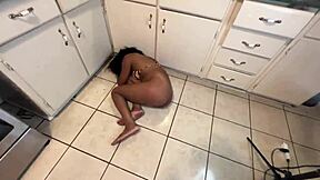 אחי, הרסתי את הצעירה 18+ שחורה מתולתלת עם ציצים גדולים. התחת השמן שלה לא יכלה ללכת אחרי!