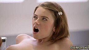 Старец съблазнява млада 18+ брюнетка в гореща баня