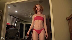 chica en bikini rojo, show me that big ass?