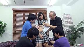 Remaja Jepun kecil hadapi bukkake liar dan creampie dalam aksi gangbang tak disensor.