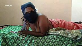 बुआ की प्यासी चिकनी चूत को उंगलियों से छू रहा हूँ 😏