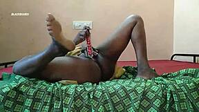 बुआ की प्यासी चिकनी चूत को उंगलियों से छू रहा हूँ 😏