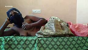 बुआ की प्यासी चिकनी चूत को उंगलियों से छू रहा हूँ 😏