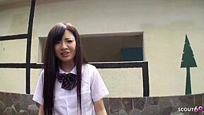 יפנית קטנה וחמה מפתה זר זקן לקרימפיי ופירצת בתולים