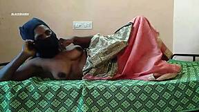 बुआ की प्यासी चिकनी चूत को उंगलियों से छू रहा हूँ 😏