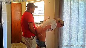 هل صيدت زوجتي وهي تنيك رجل البيتزا على كام مخفي؟