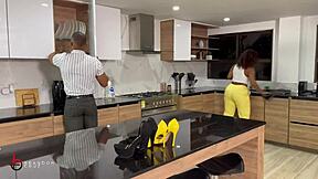 큰 엉덩이 메이드 떡 치는 거 잡았어, 내 BBC로 합류했어, 보고 싶어?