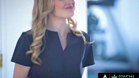 Scarlett Sage fucks rival during nuru massage 😏