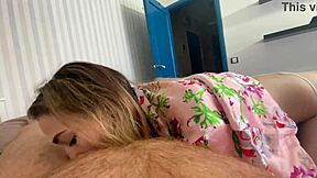 גבר שערות עם בטן גדולה מקדח כוס בסגנון כלב