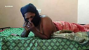 बुआ की प्यासी चिकनी चूत को उंगलियों से छू रहा हूँ 😏