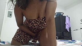 Si videl mačeho v tigrovem kostumu masturbirati do orgazma v mokrih hlačkah?