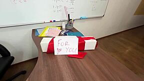 Požrešni študentje zvabijo učitelja v prepovedane igre. Učilnica postane brlog tabu želje.