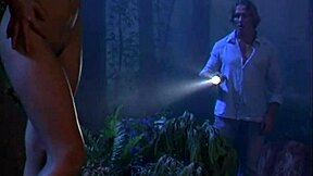 Poredna mlada latina se upogne in dobi trdo jebanje