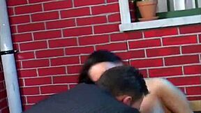 Giovane Puttana Aspetta in Strada Grossi Cazzi da Segare, Spompinare e Chiavare