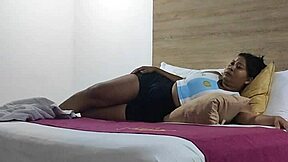 계모가 급여 위해 창녀처럼 구부려 딥스로트하고 엉덩이 핥아줘!