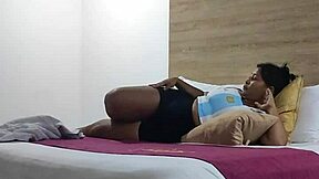 계모가 급여 위해 창녀처럼 구부려 딥스로트하고 엉덩이 핥아줘!