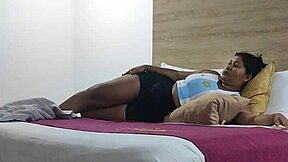 계모가 급여 위해 창녀처럼 구부려 딥스로트하고 엉덩이 핥아줘!