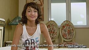 فتاة حلوة تكشف كسها العصير في أول خسارة لعذريتها