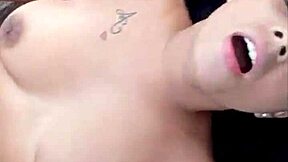 Bolt Jones трахает 18-летнюю Angel Ferraz на нудистском пляже