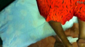 peguei a empregadinha sem camizeta na sala com calor ofereci grana ela me deu seu popo