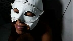 Mijando na boca no corpo dentro no anus dando o c� e gozando horrores.