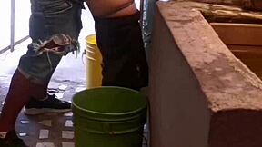 El primo me folla el culo hasta que deja su leche dentro cuando estoy lavando mi ropa, gaping and spreading my asshole.