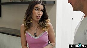 Kluk odemyká pannu teen 18+ Chanel Camryn pro divoké jebání.