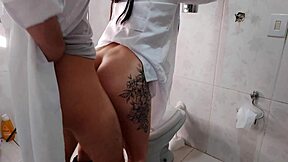 Enfermeira Fode Com Doutor Roludo No Banheiro Do Hospital