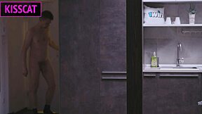 가슴 큰 메이드들 알몸 자지 씻다가 블로잡으로 변함, 밤 서프라이즈 크림파이