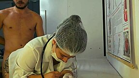 ereção durante consulta com a enfermeira kinky e dirty