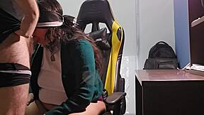 estudiante mexicana saca leche por sus tetas mientras su maestro cachondo se la folla en el sal�n de clases