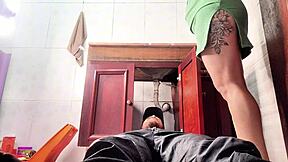 dona de casa solit�ria chama o encanador e acaba traindo o marido de forma selvagem no banheiro