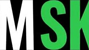 뚱뚱한 인플루언서가 팬들 앞에서 실수로 남친과 섹스하며 더티 토킹