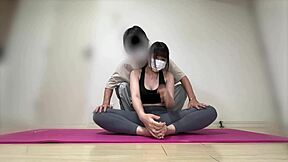 สาวน้อยยืดหีด้วยของเล่นสุดเซ็กซี่