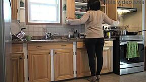 Saya biar anak tiri kongkek saya sambil masak di dapur