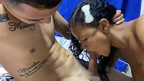 Эй, MILF сводная сестра не должна делить кровать, но дерьмо случается!