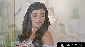 Cuki 18 éves Savannah Sixx mélytorokba veszi és basz a mostohaapjával az első Nuru masszázson.