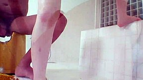 おい、日本娘のセクシー下着でバスルームセックス？ ワイルドJAV3Pで中出ししよう！