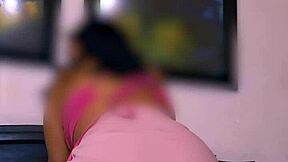 La colegiala se acuesta con el amigo del hermano y se lo folla en su habitacion mientras la familia esta fuera de la ciudad