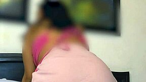 La colegiala se acuesta con el amigo del hermano y se lo folla en su habitacion mientras la familia esta fuera de la ciudad