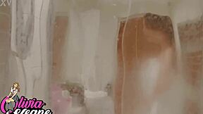 私は太ったイギリス人の隣人を初めてシャワーで見てる