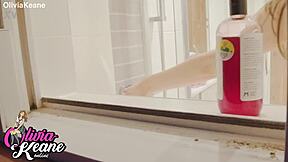 私は太ったイギリス人の隣人を初めてシャワーで見てる