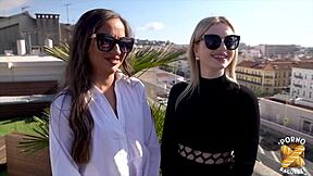 lara petite 18+ coquine bouffe de la bite et de la chatte